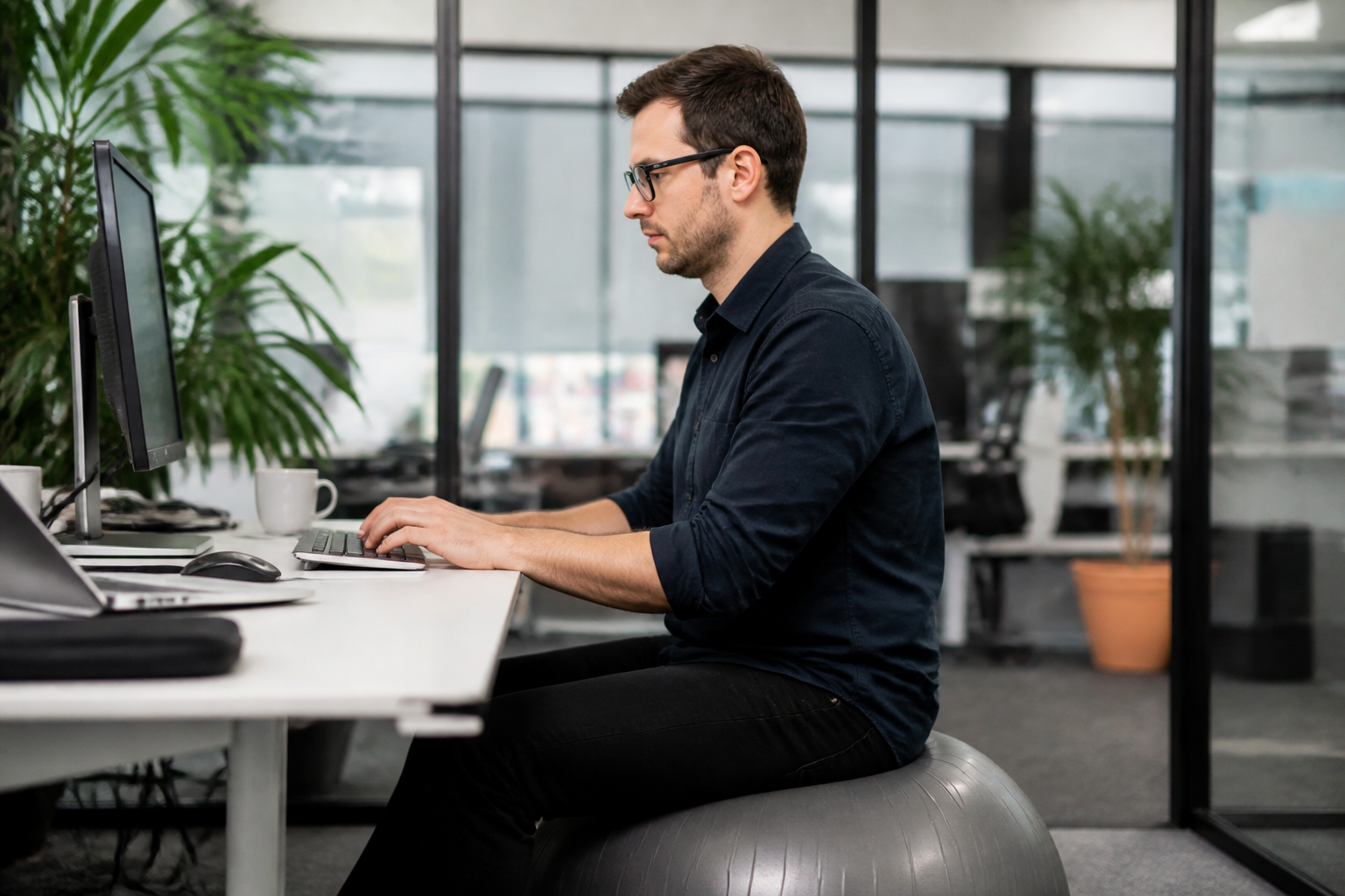 Utiliser un swiss ball comme chaise de bureau : est-ce vraiment sûr ?